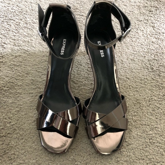 metallic pumps low heel